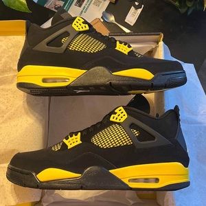 Air Jordan 4 Thunder